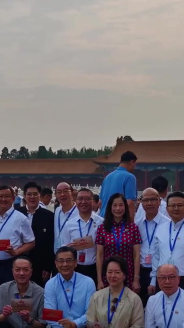 开云APP-姚明现身九三阅兵观礼席 与霍启刚并肩而立显瞩目身姿