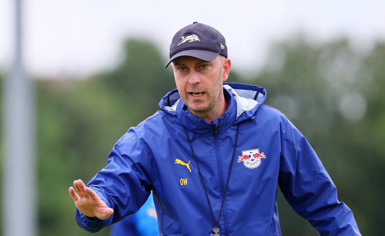 莱比锡教练坦言球队处于过渡阶段需耐心调整 但已准备好与拜仁一较高下