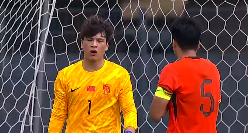 U19国足4分钟丢2球！依合散超巨失误，刘佳乐送礼，久帅不满